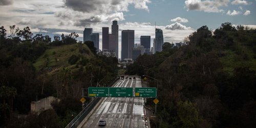 California ordena a sus casi 40 millones de residentes quedarse en casa para prevenir la propagación del coronavirus