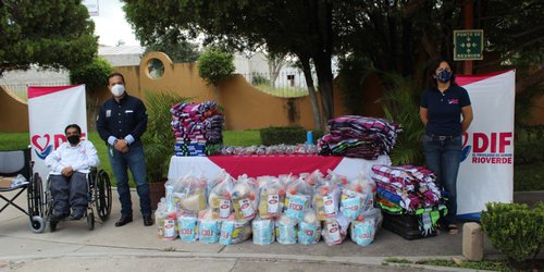 Entregan credenciales y despensas a personas con discapacidad