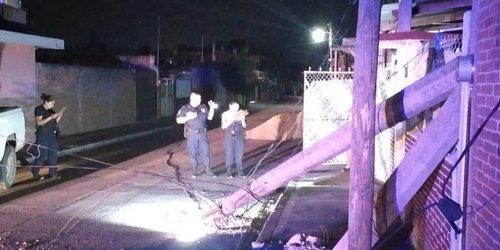 Sujeto en camioneta derribó postes, daño barda y huyó