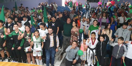 Entregan uniformes a 254 deportistas rioverdenses que irán a competencias de CONADE 2024