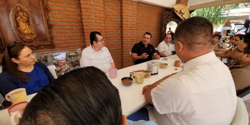 Maestros de la UASLP ZM desayunaron con el alcalde Urbiola