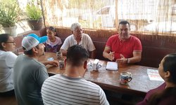 Alcalde desayuna con familia, y dialoga sobre obras y servicios municipales