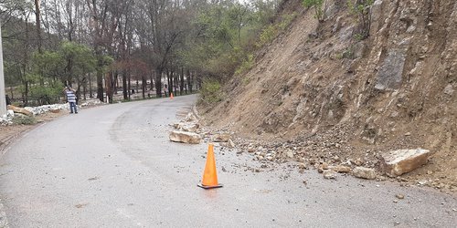 Alertan por desgajamiento de cerro en carretera Cárdenas-La Labor