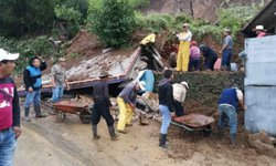 Cerro se deslava por fuertes lluvias sobre vivienda en Hidalgo