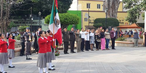 Alcalde llama a la unidad y al trabajo, en celebración del Día de la Bandera