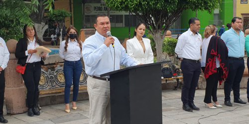Alcalde felicita a los maestro en Honores a la Bandera