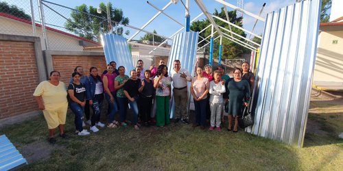Alcalde dona de su sueldo, 50 láminas para techar kinder del Jabalí