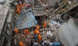 Mueren 10 personas tras derrumbarse edificio en la India
