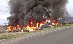 En Tabasco choca tráiler e incendia 25 vehículos