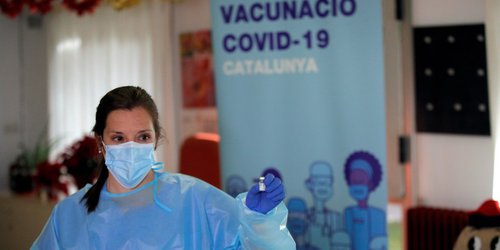 Enfermera da positivo a COVID-19 tras recibir vacuna
