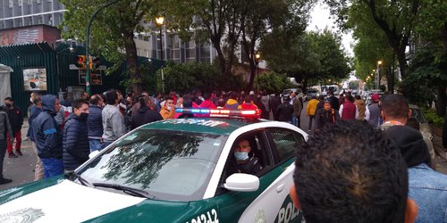 Trifulca afueras de la sede del PRI en la CDMX; acusan presencia de armas de fuego