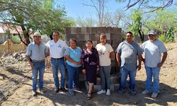 Diputado entrega de 500 blocks para construir la casa de salud en El Huizachal