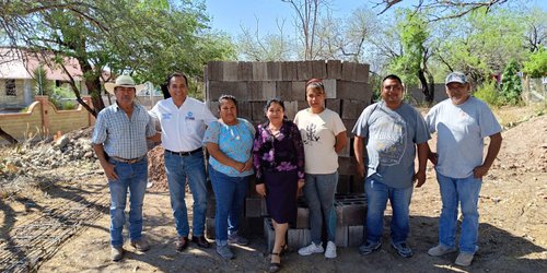 Diputado entrega de 500 blocks para construir la casa de salud en El Huizachal