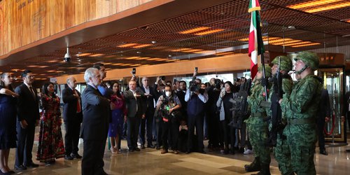 Abre Congreso periodo de sesiones, niega Creel acceso a militares armados