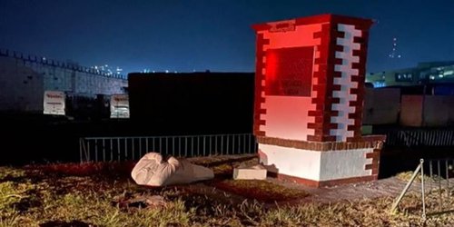 Derriban estatua de AMLO en Atlacomulco