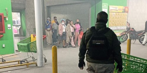 Evacuaron a 80 personas por incendio en lote baldío sobre avenida San Pedro de Soledad