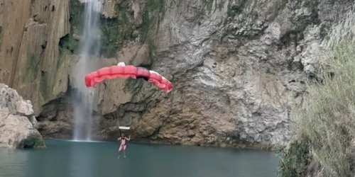Español realiza salto base en cascadas de El Salto en El Naranjo
