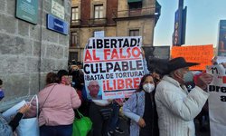 Familiares de presos en penales del Estado de México protestan frente a Palacio Nacional