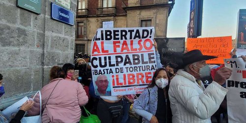 Familiares de presos en penales del Estado de México protestan frente a Palacio Nacional