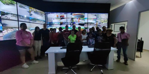 Familias de las colonias y barrios recorren instalaciones de la policía municipal y el C3