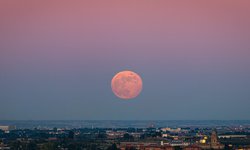 ‘Luna de fresa’, la última Superluna del año iluminará el cielo