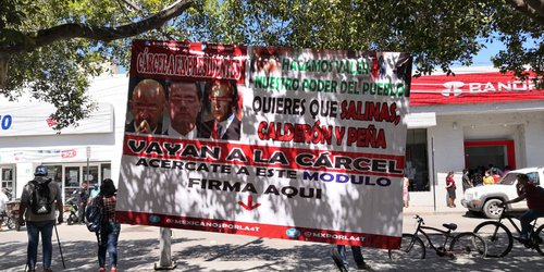 Recaban firmas en plaza de Rioverde para enjuiciar a expresidentes