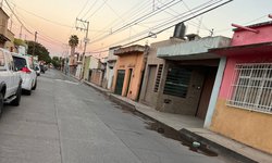 Fuga de agua tiene más de una semana en calle Hidalgo de CDFDZ
