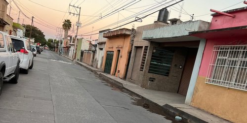 Fuga de agua tiene más de una semana en calle Hidalgo de CDFDZ