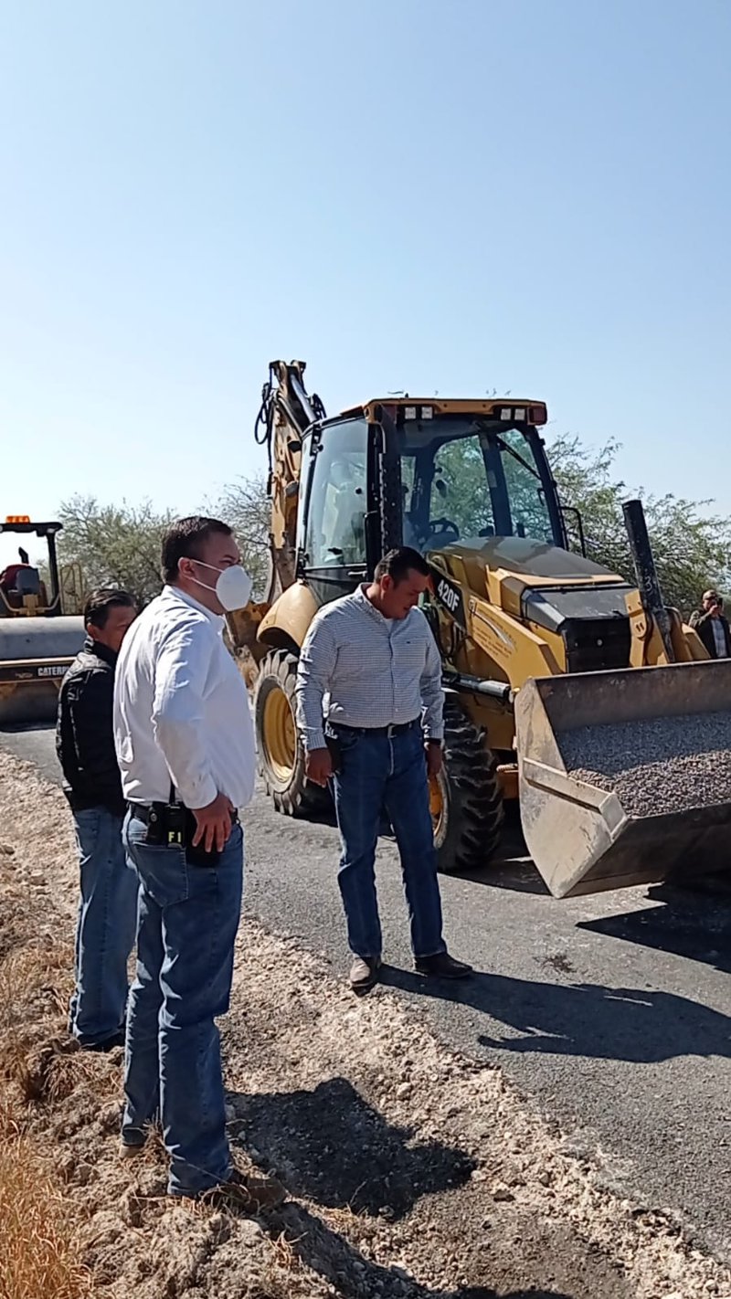 funcionarios_supervisan_obra.jpeg