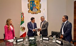 Titular de la FGE entrega informe de actividades del primer año, al Gobernador