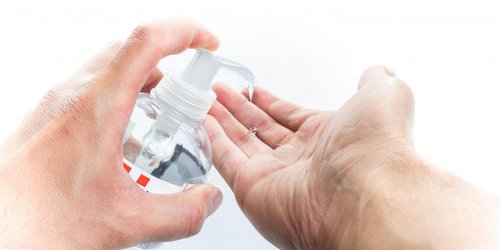 Hombre compra "arsenal" de gel antibacterial para revenderlo