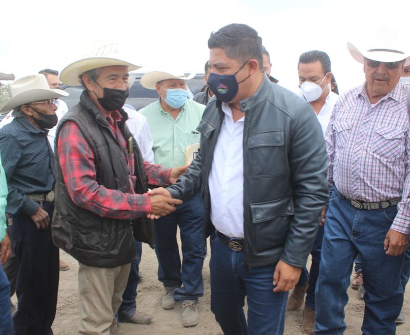 gobernador_con_campesinos.jpeg