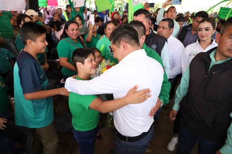 gobernador_saludando_a_niños.jpeg
