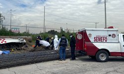 Cae enorme grúa y mata a cinco personas en su primer día de trabajo, en Ecatepec