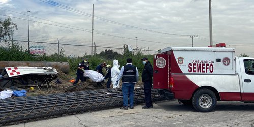 Cae enorme grúa y mata a cinco personas en su primer día de trabajo, en Ecatepec