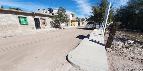 Entregan guarniciones y banquetas a familias de calle Díaz Ordaz