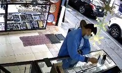 Video: Hombre se traga cuatro anillos para robarlos de joyería en Puebla