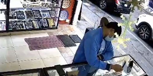 Video: Hombre se traga cuatro anillos para robarlos de joyería en Puebla