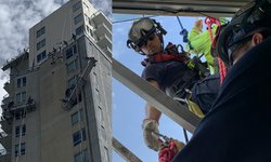 Rescatan en Houston a trabajadores hispanos atrapados en plataforma colapsada