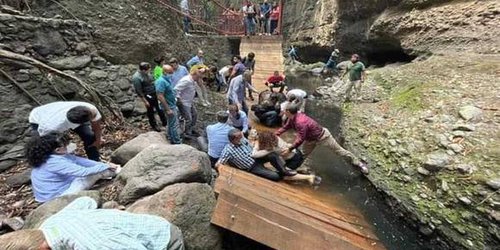 Caé puente colgante en Cuernavaca, hay varios heridos, entre ellos el Alcalde