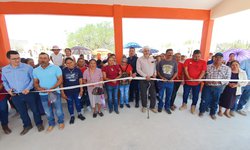 Entrega alcalde área de descanso y portón al panteón de Santa Rita