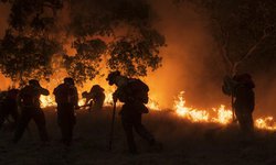 Declara California estado de emergencia por incendios