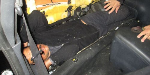 Hallan a inmigrante escondido dentro del asiento de un auto en la frontera