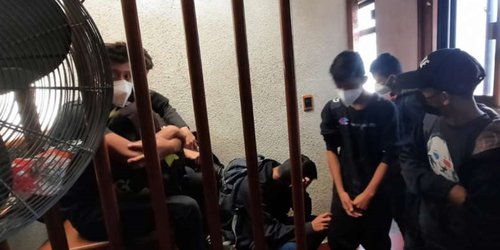 Hacinados y sin comida, rescatan a 102 migrantes de casa en Acolman, Edomex