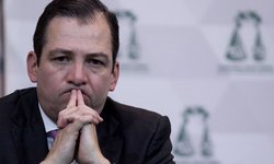 Pide UIF congelar cuentas de JL Vargas