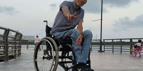Joven festejará discapacidad lanzándose de paracaídas silla ruedas