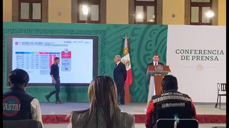 joven_burla_seguridad_para_hablar_con_amlo2.jpg