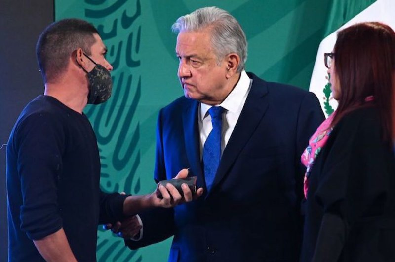 joven_burla_seguridad_para_hablar_con_amlo3.jpg