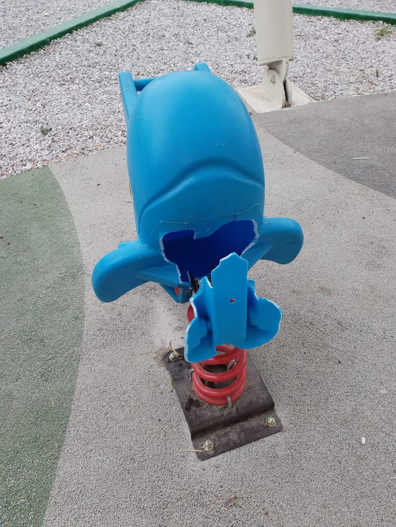juegos_infantiles_dañados_mirioverde.jpeg