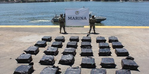 La Marina incautó 2.5 toneladas de cocaína valuadas en casi mil millones de pesos en Michoacán.